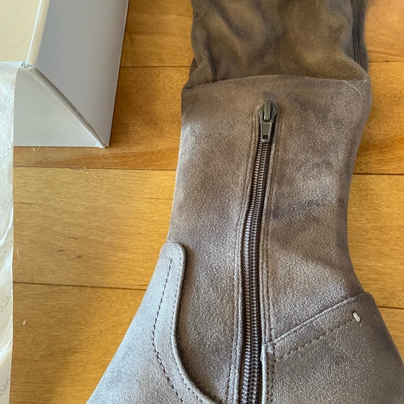 Gorgeous suede over the knee boots. Size 7 - Picture 3 of 5